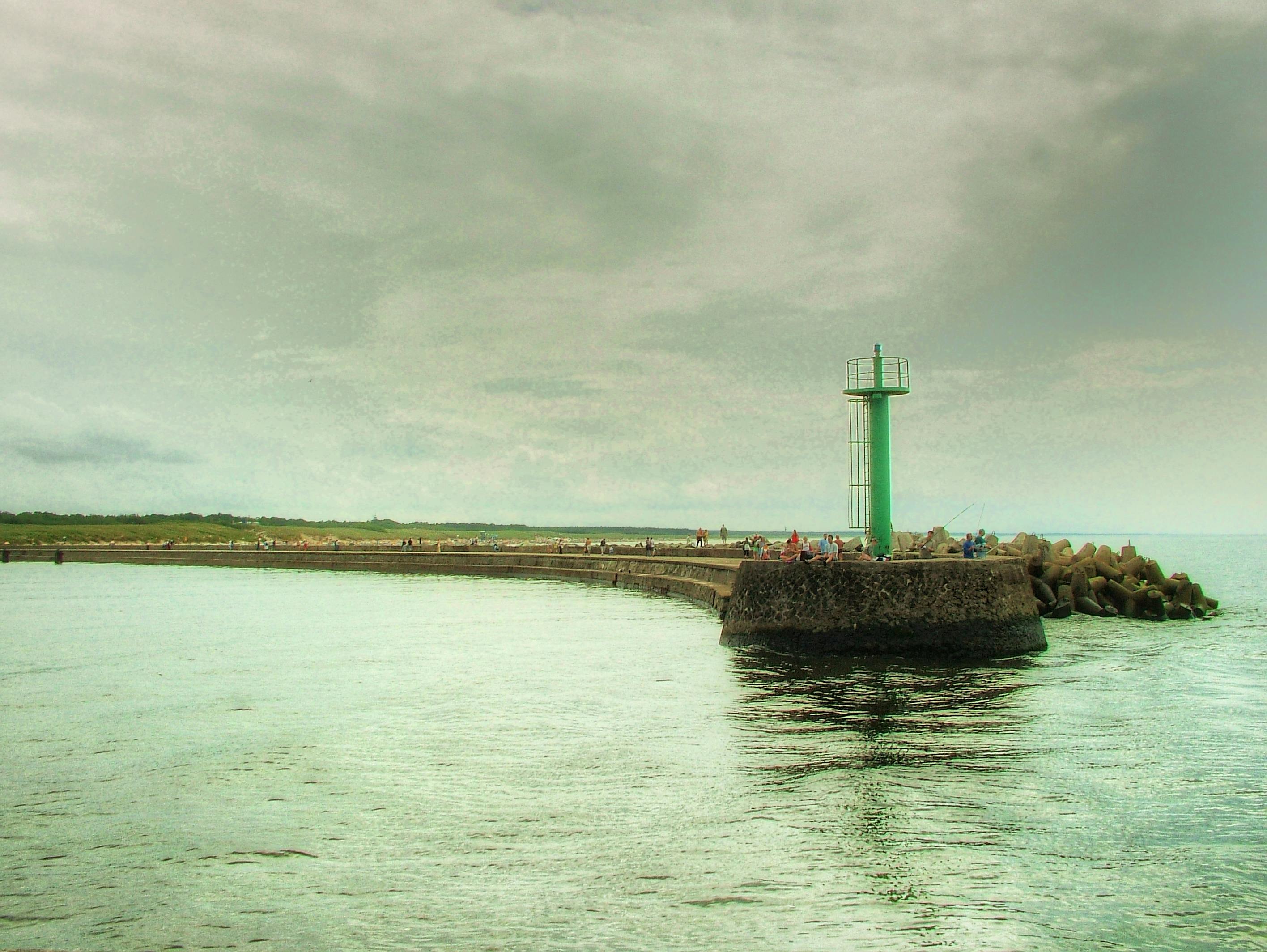 Жінки, що п'ють каву та розмовляють за столом.