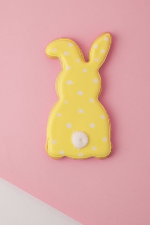 Free Cute yellow bunny-shaped cookie with polka dots, perfect for Easter celebrations. Stock Photo