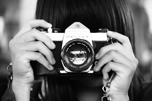 Free женщина держит камеру Dslr в оттенках серого Stock Photo