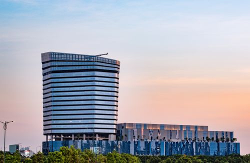 Free Elegant modern skyscraper in Ho Chi Minh City at sunset with a pastel sky. Stock Photo