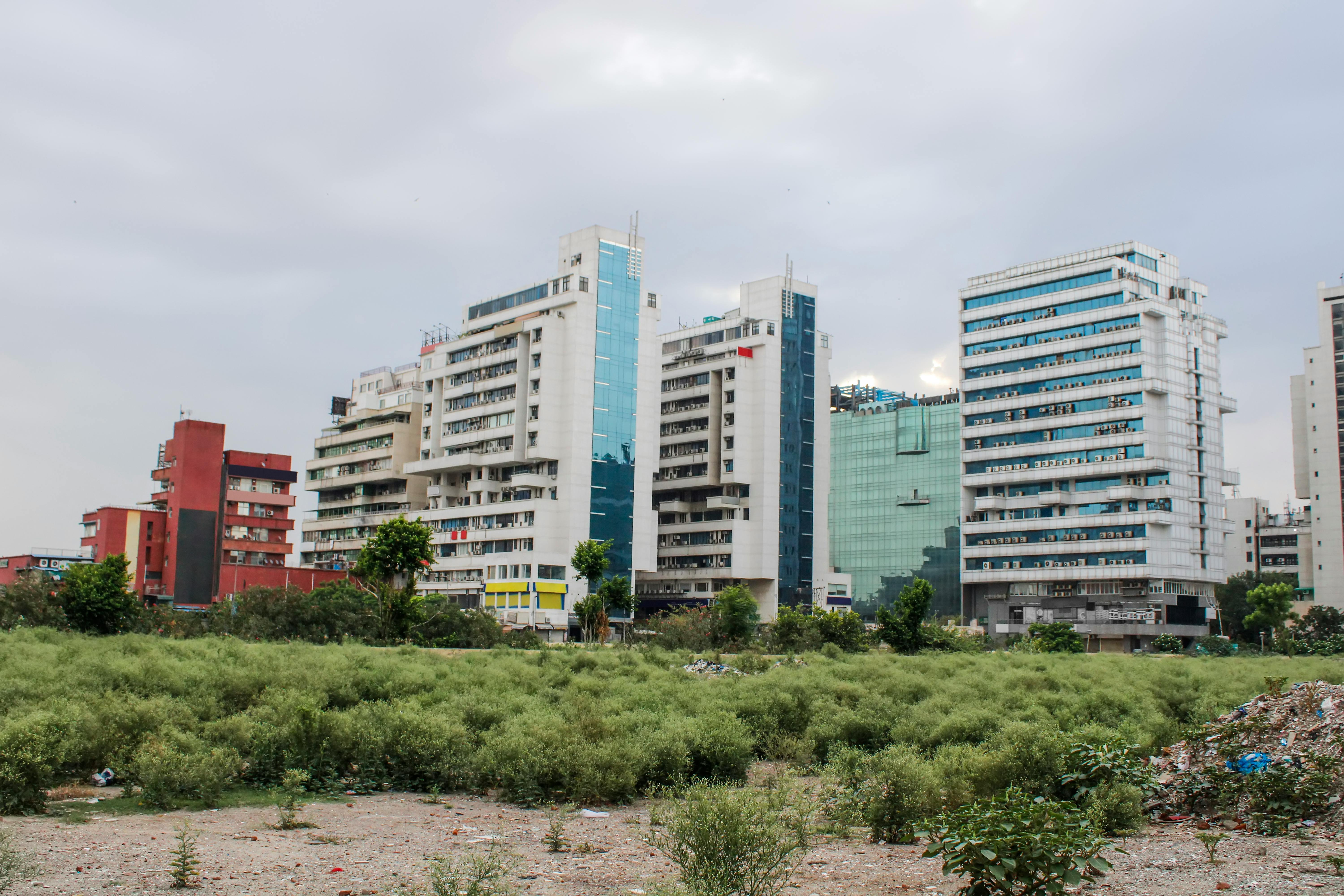 Девушка в пастельном костюме с кружевом
