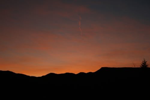 Darmowe zdjęcie z galerii z pasmo górskie, pomarańczowe niebo, sylwetka