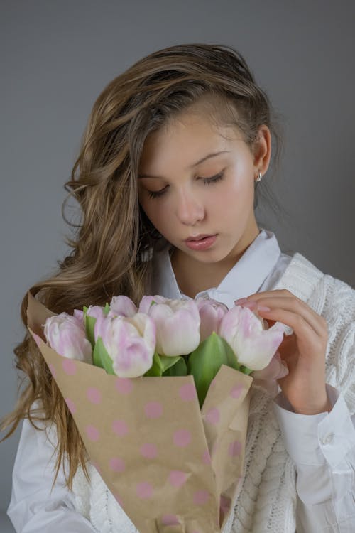 Gratis stockfoto met blanke vrouw, bloemen, boeket