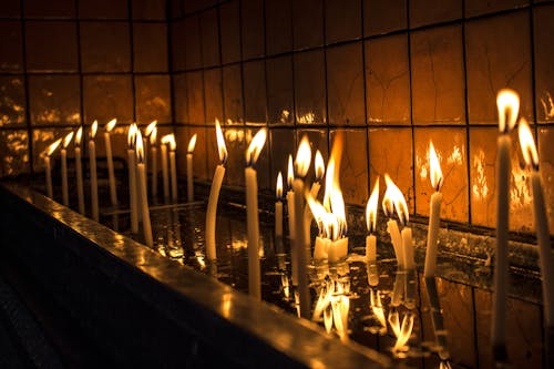 Бесплатное стоковое фото с зажженные свечи, пламя, поверхность