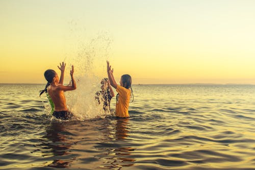 Sekelompok Orang Yang Bermain Di Pantai