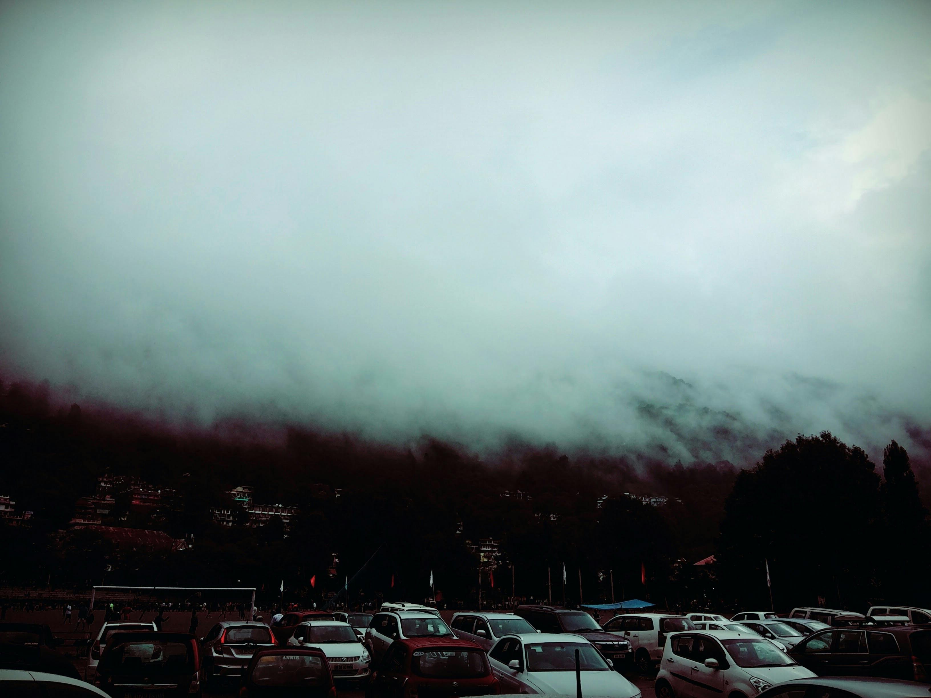 奈尼塔尔雾气弥漫，停放的汽车和宁静的氛围笼罩其中