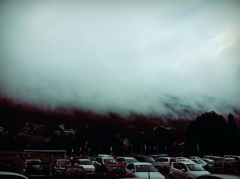 奈尼塔尔雾气弥漫，停放的汽车和宁静的氛围笼罩其中