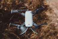 一架无人机优雅地盘旋在秋叶上方，展示了先进的技术