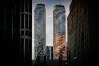 暮光映衬下的现代摩天大楼，尽显城市建筑之美