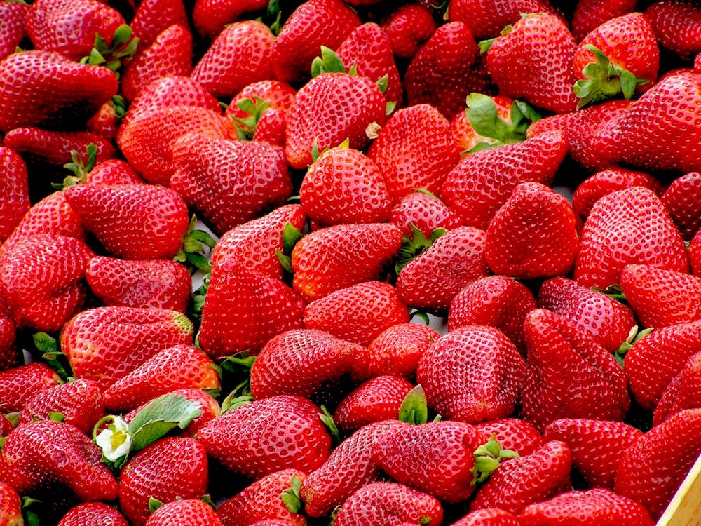 Imagine de stoc gratuită din căpșuni, fructe, fundal roșu