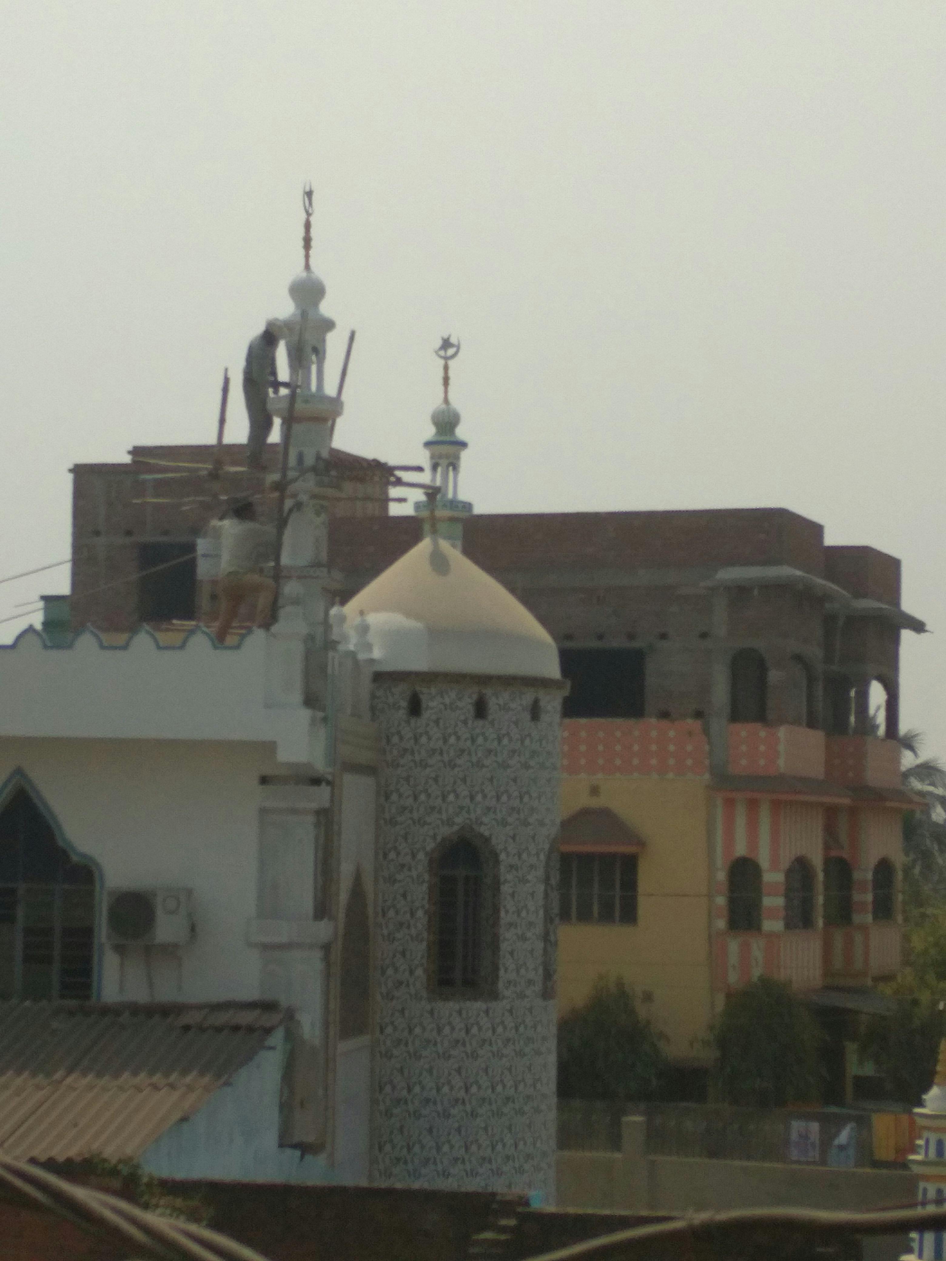 手持电子烟的特写，背景模糊