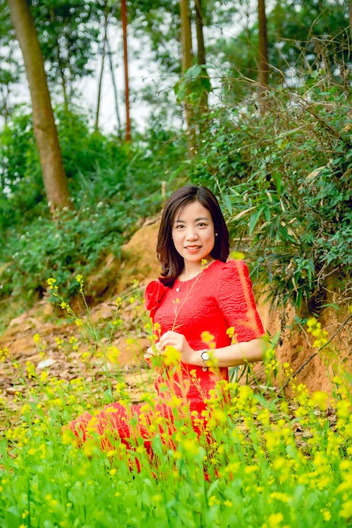 亞洲女人, 垂直拍摄, 微笑 的 免费素材图片