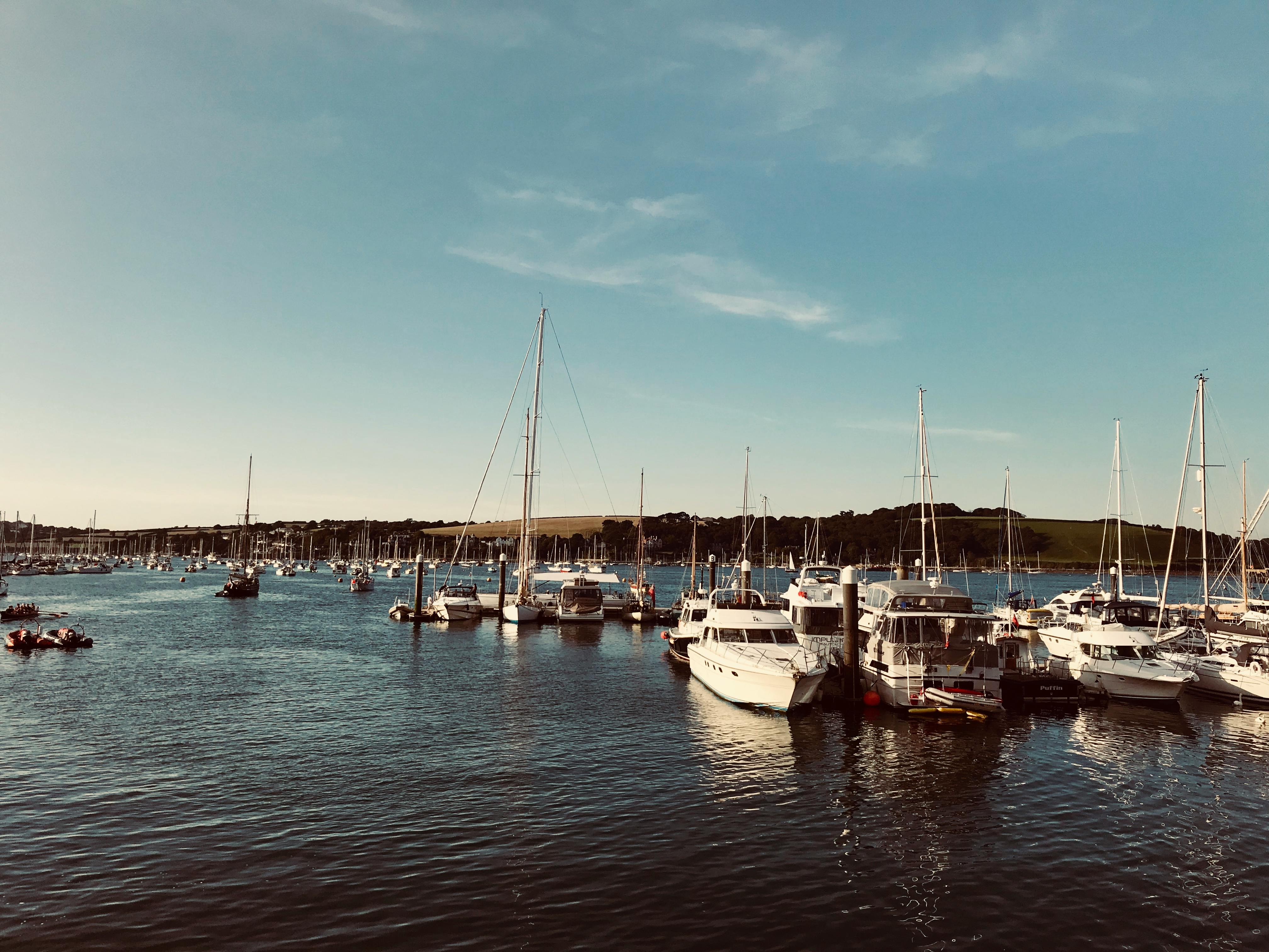 黄昏的天空下，一个宁静的码头停满了帆船和游艇