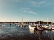 黄昏的天空下，一个宁静的码头停满了帆船和游艇