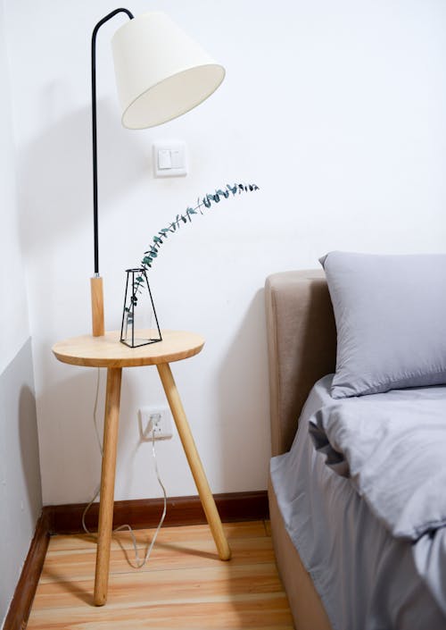 gratis Witte Schaduwtafellamp Bij Bed Stockfoto