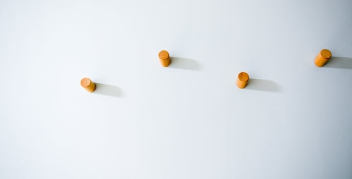 光秃秃的白墙上，木钉的简单排列投下了阴影