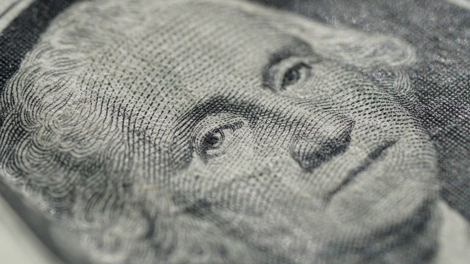 US Jobless Claims Fall Unexpectedly: Dollar Strength & Fed Outlook