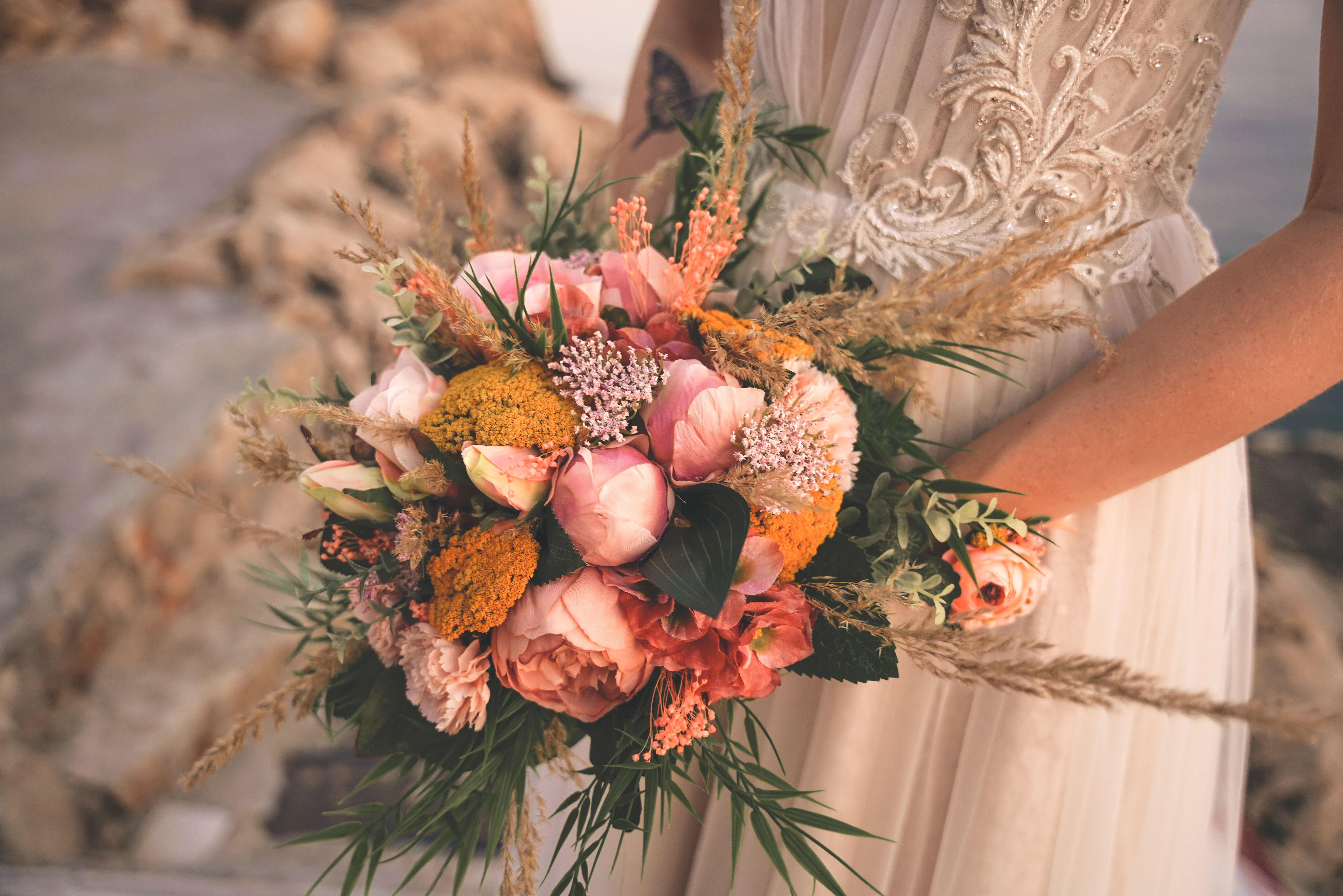 detalle bordado flores vestido novia estilo boho chic