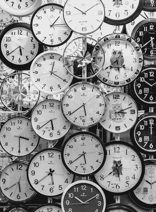 Fotografía En Blanco Y Negro De Relojes