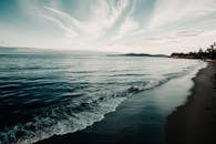 蒙特西托海滩的宁静景色下，天空波光粼粼