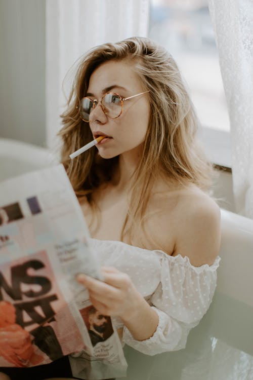 Immagine gratuita di donna, fumando, giornale