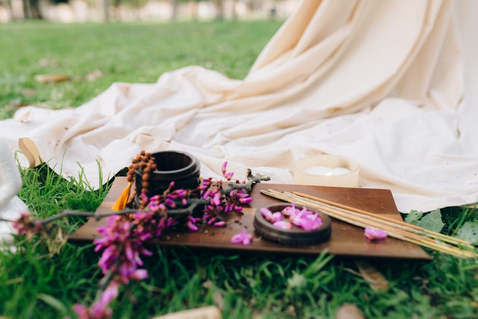 Een serene Zen-ceremonie met minimalistisch decor. Een serene Zen-ceremonie met minimalistisch decor.