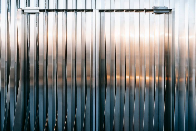 Reflective aluminium panelling, photo by Laura Tancredi on Pexels