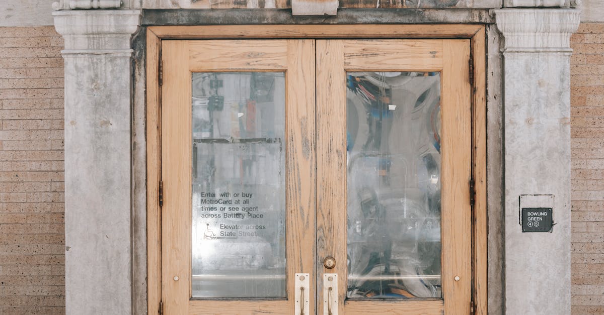 How to make a secret door in Minecraft with sticky pistons underground