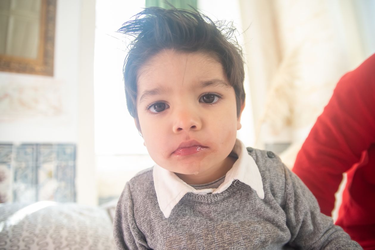 Niño pequeño con suéter gris en proceso de autonomía
