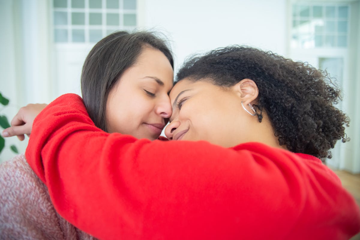 Dekoracyjny zegar ścienny w salonie