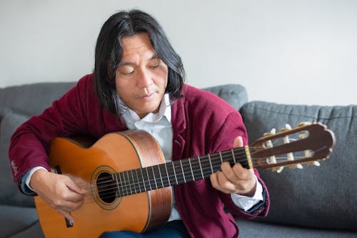 Kostnadsfri bild av akustisk, akustisk gitarr, asiatisk man