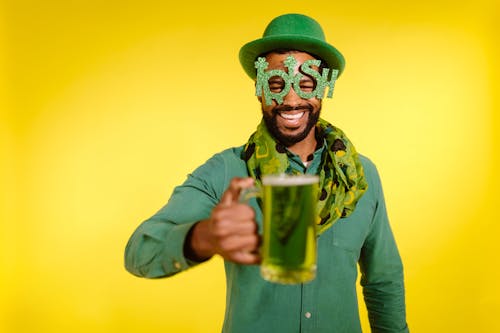 Kostenloses Stock Foto zu afroamerikaner, gelbem hintergrund, glücklicher st. patricks tag