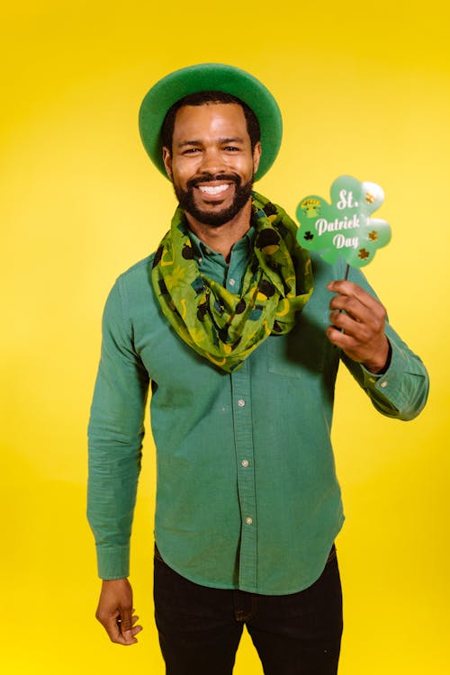 Kostenloses Stock Foto zu afroamerikanischer mann, fröhlich, gelbem hintergrund