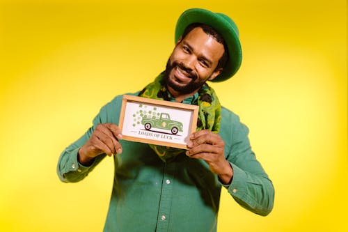 Kostenloses Stock Foto zu afroamerikaner, gelbem hintergrund, glücklicher st. patricks tag