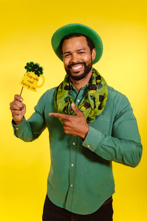 Kostenloses Stock Foto zu afroamerikaner, gelbem hintergrund, glücklicher st. patricks tag