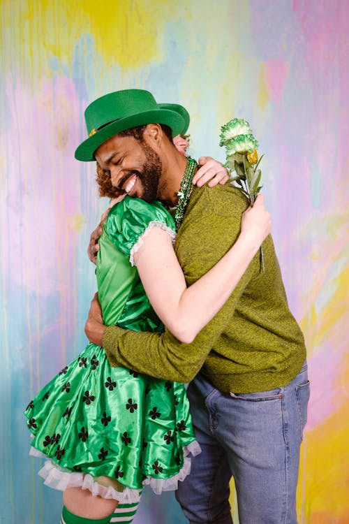 Foto profissional grátis de abraçando, chapéu verde, Dia de São Patrício