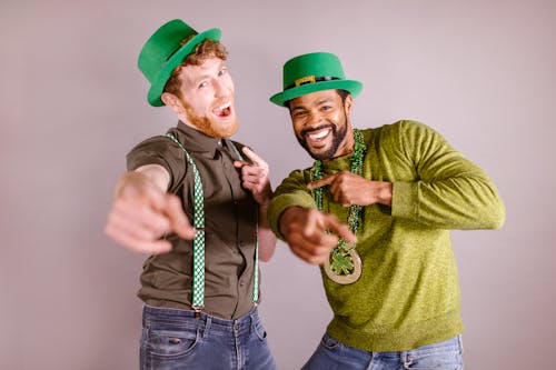 Kostenloses Stock Foto zu gemischtrassig, glücklicher st. patricks tag, grüner hut