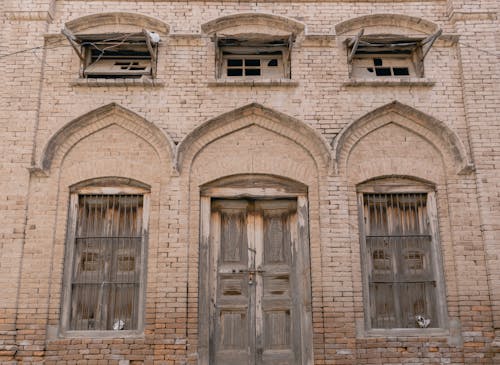 Darmowe zdjęcie z galerii z budynek, drzwi, fasada