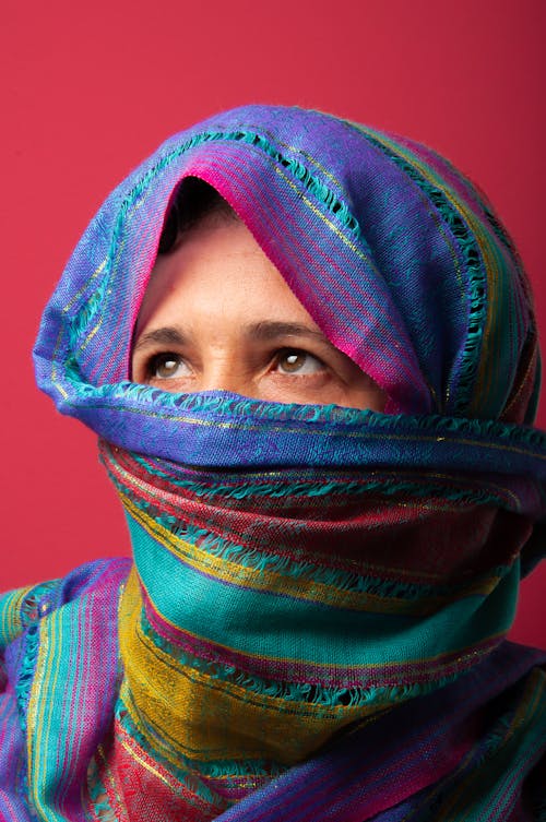 Gratis stockfoto met aan het bedekken, hijab, hoofddoek