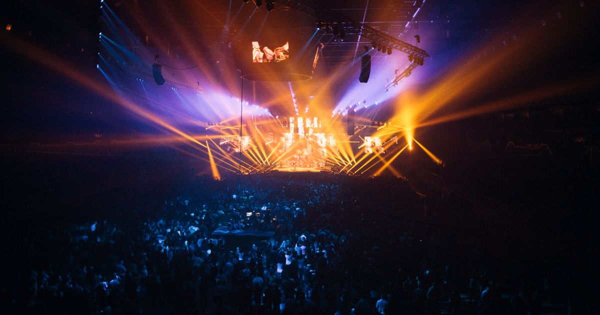 Koncert so svetelnými efektmi a nadšeným publikom