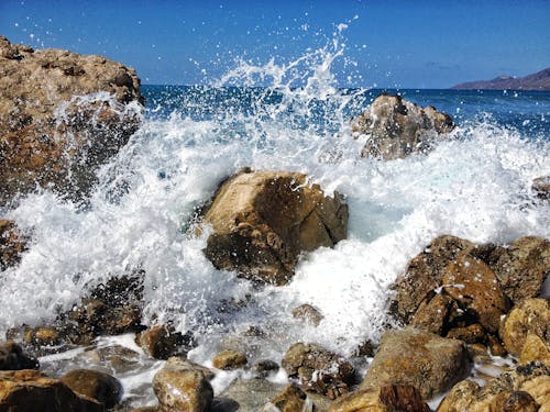 海浪拍打岩石的海景照片