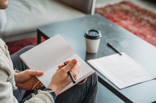 Editorial desk details, photographed by Laura Tancredi on Pexels