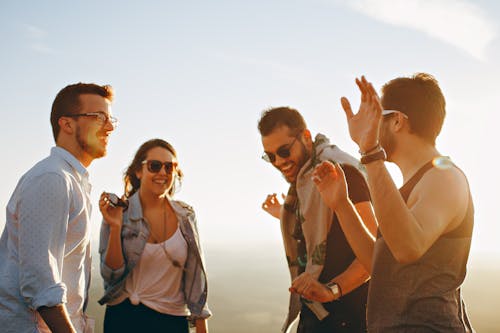 Grupo De Personas Divirtiéndose Juntos Bajo El Sol