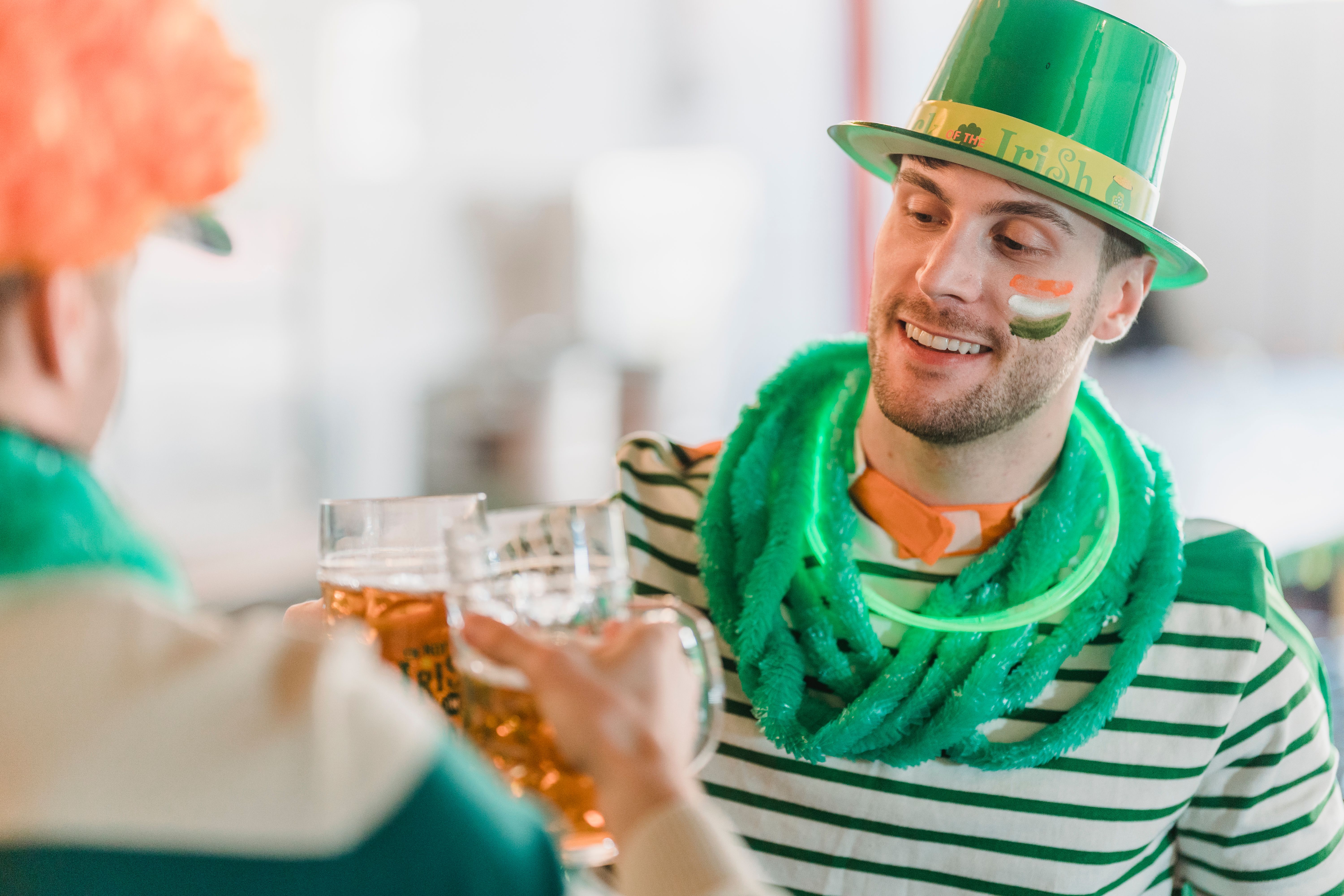 Oktoberfest Bierkrüge und Brezeln
