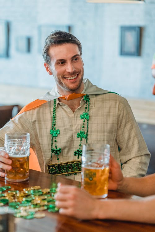 Homem Segurando Um Copo De Cerveja