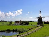 在晴朗的天空下，乡村展现出田园诗般的美景