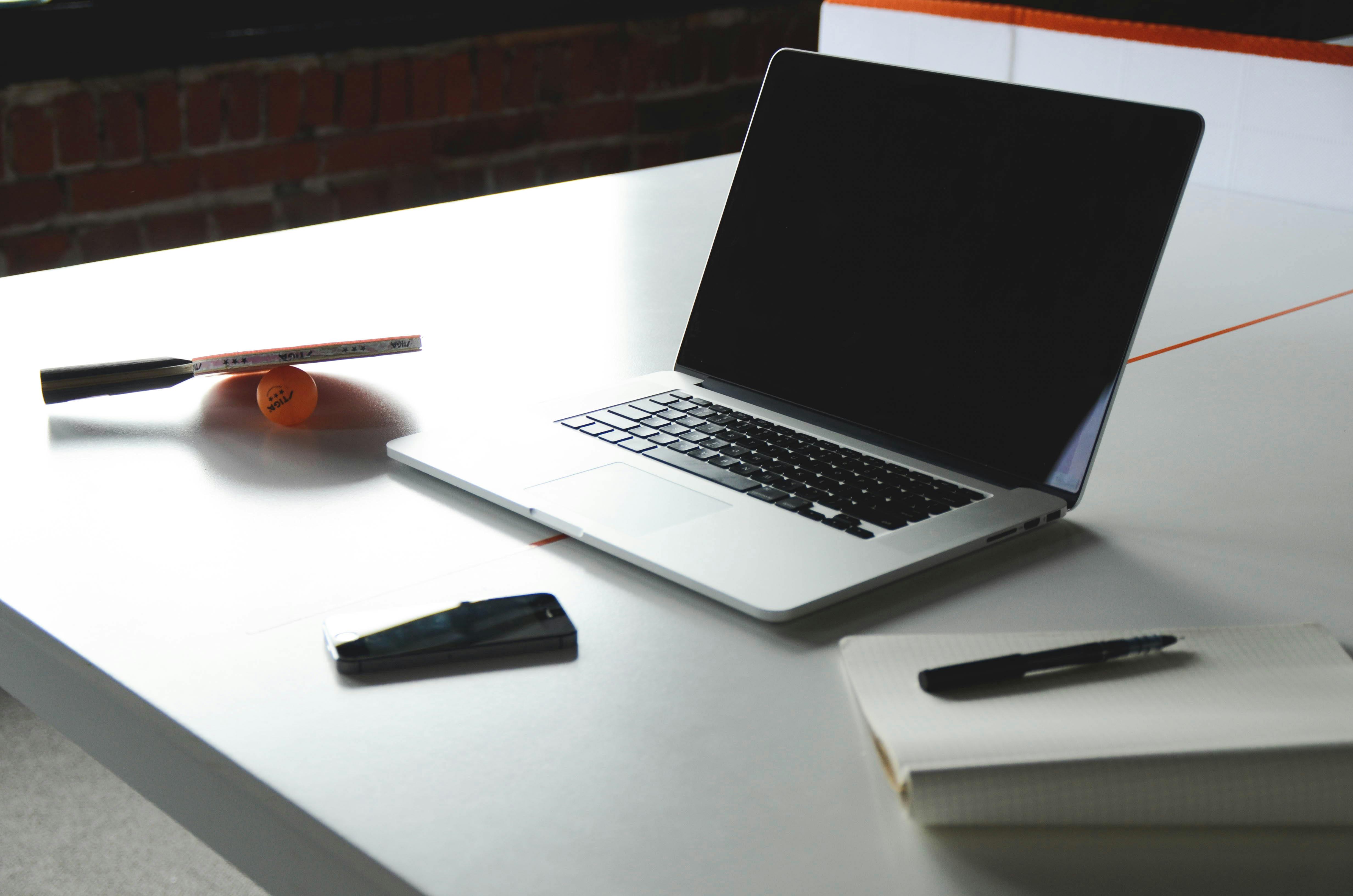 desk-notebook-office-macbook.jpg?auto=co