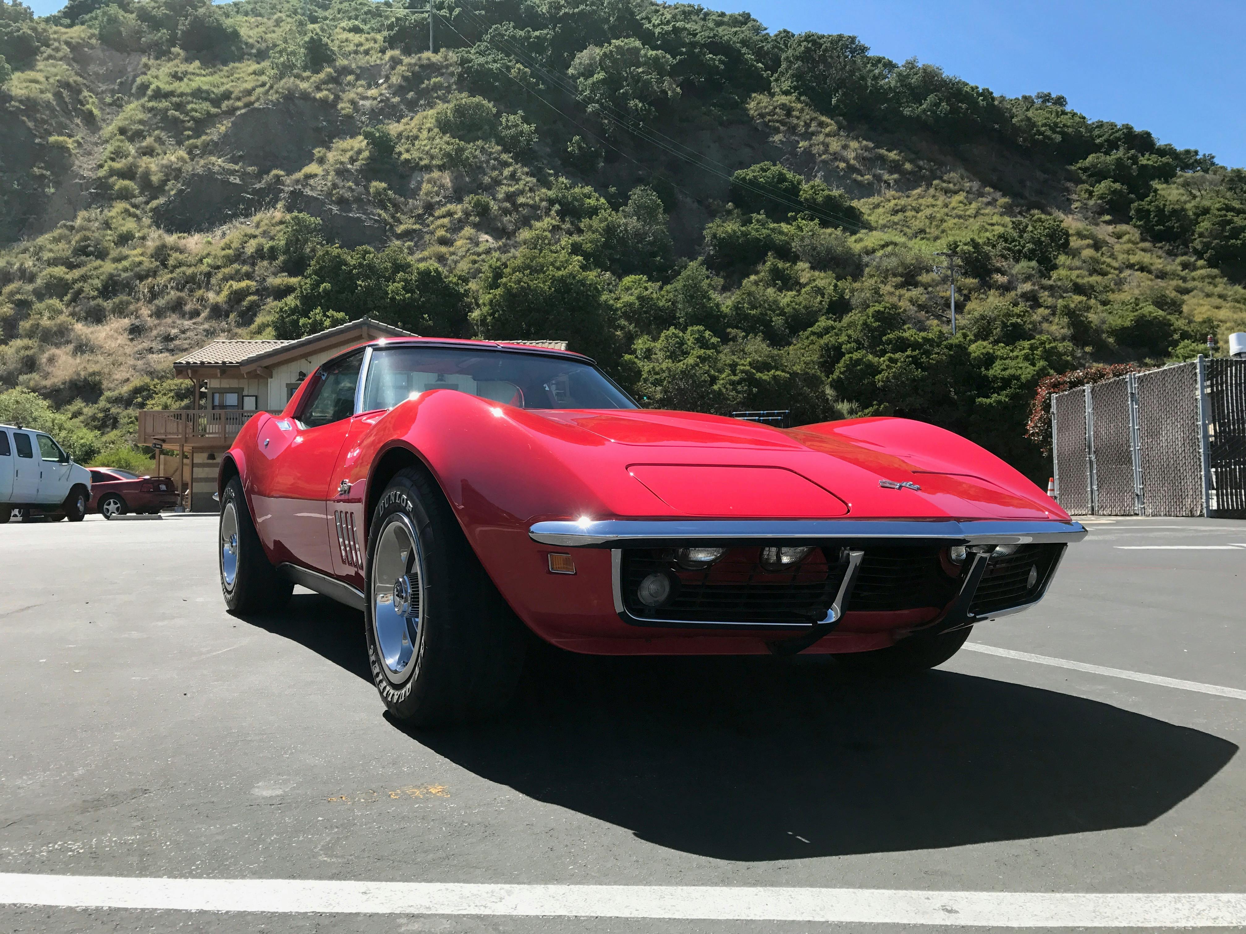 Bancas de frutas vermelhas no mercado de Helsínquia