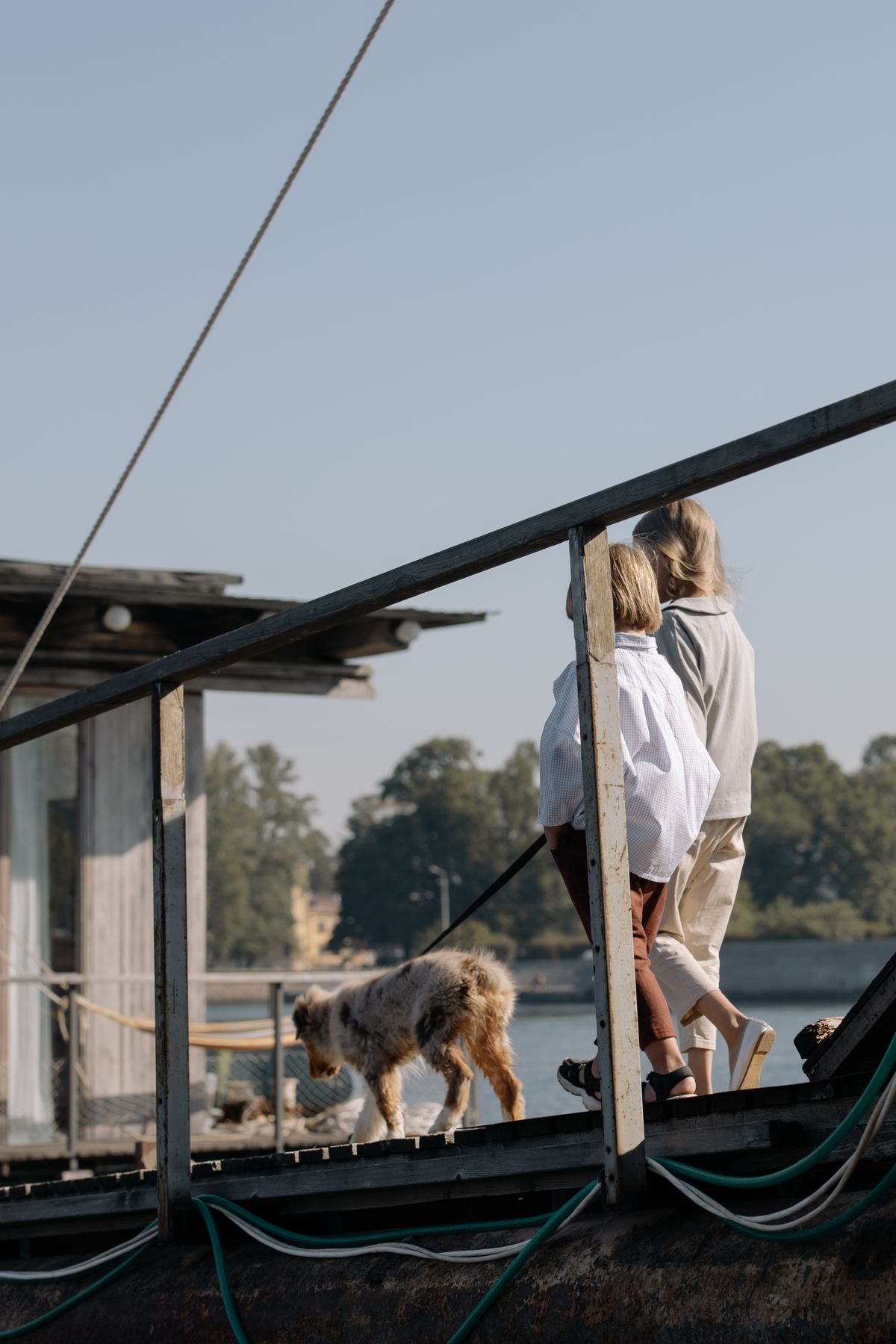 Zwei Kinder gehen mit Hund spazieren
