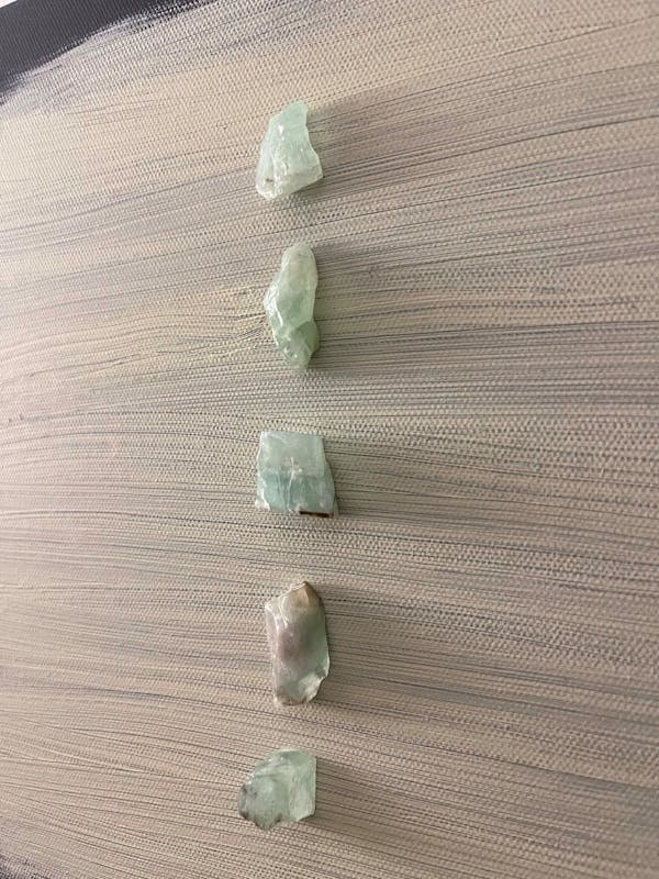 Peynirle birlikte servis edilen taze çiftlik ekmeği ve zeytinler